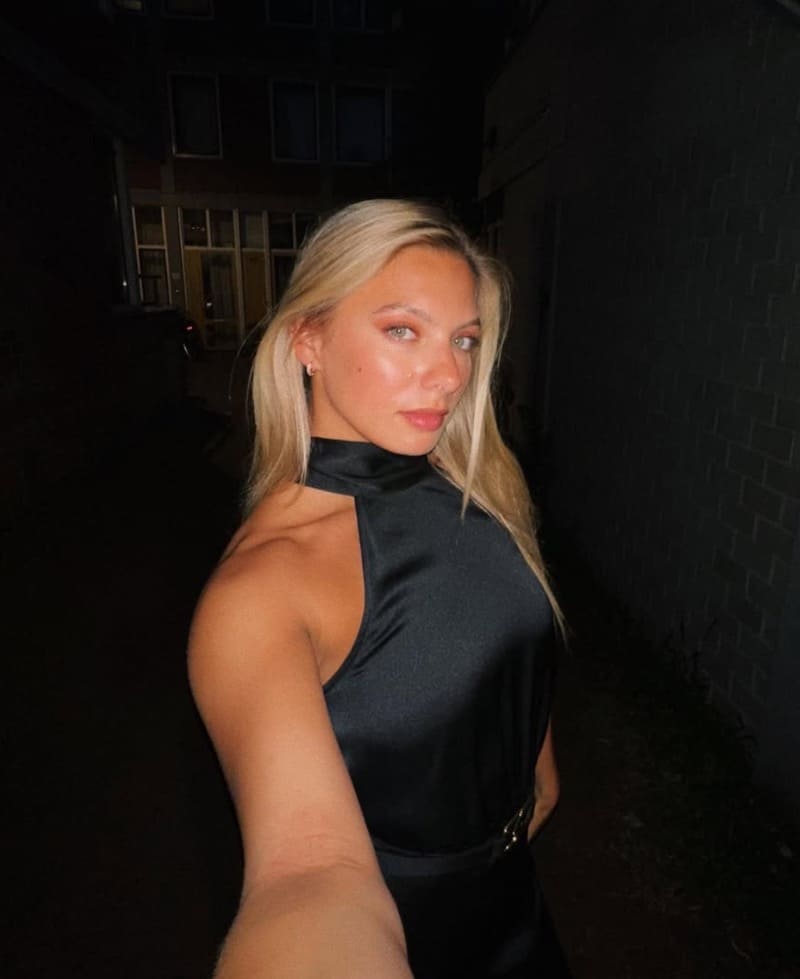 Blondine in zwarte outfit