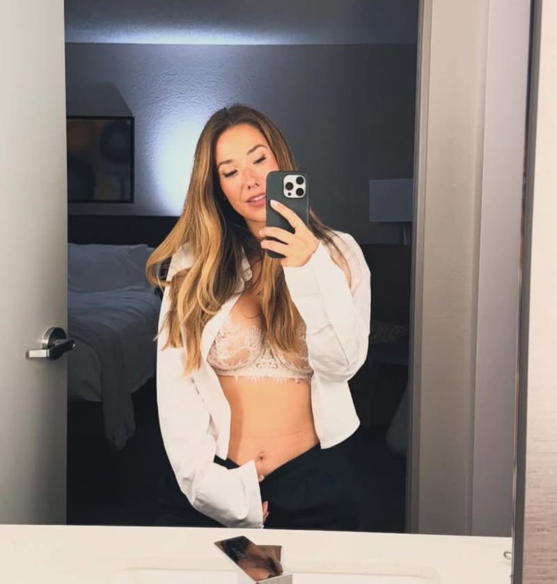 Eva neemt spiegel selfie in lingerie