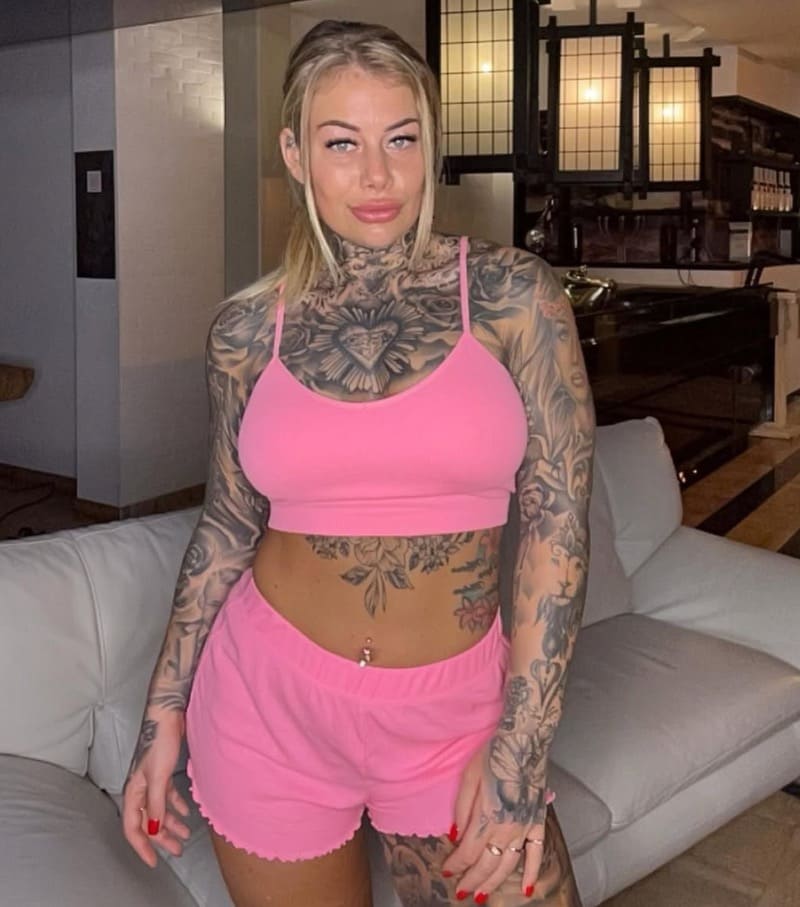 Babe met sexy lijfje in roze sport outfit