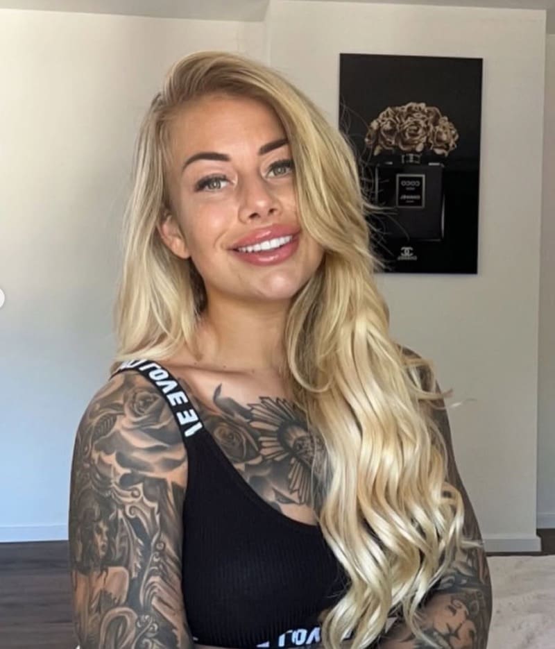 Shania in sexy topje