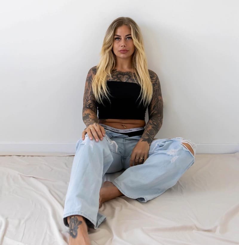 Shania in jeans