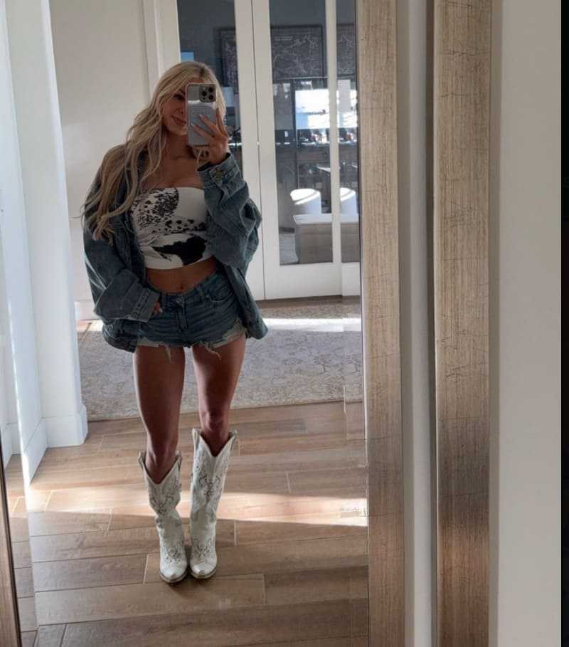 Breese in sexy outfit voor spiegel