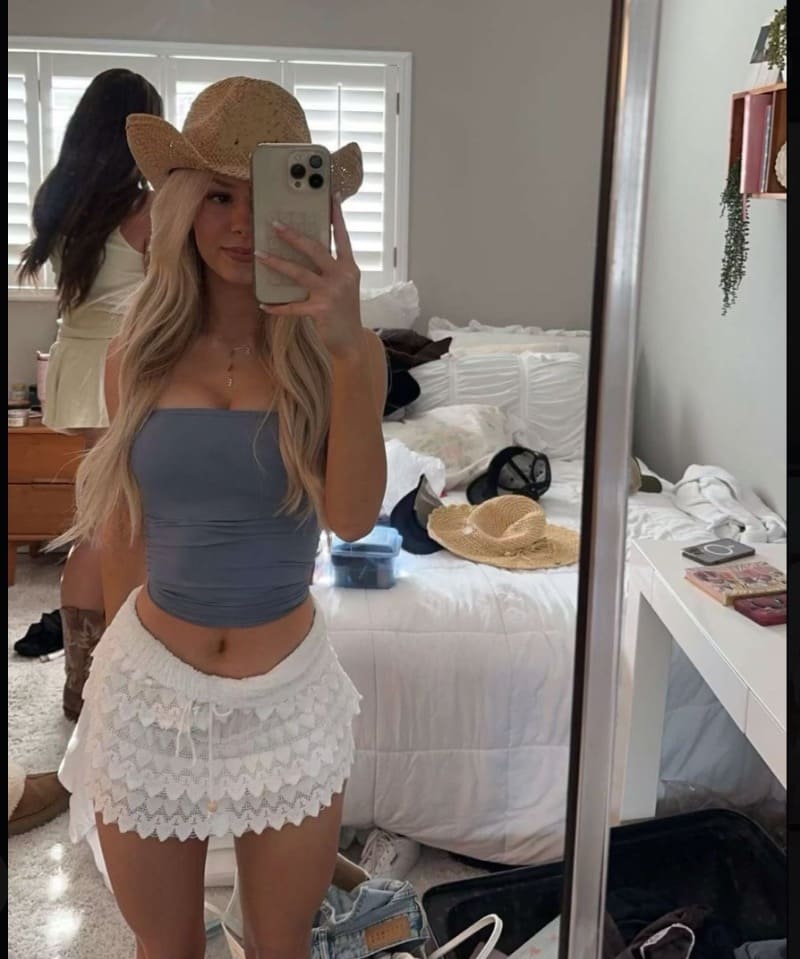 Babe in wit rokje