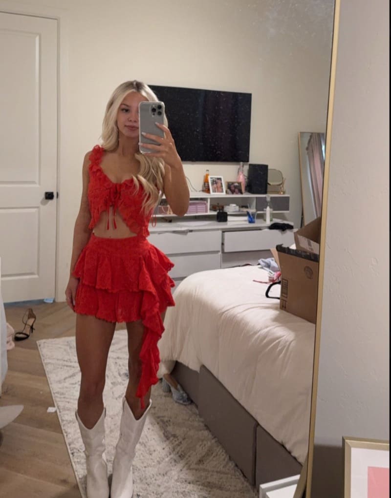 Babe in sexy rode jurk