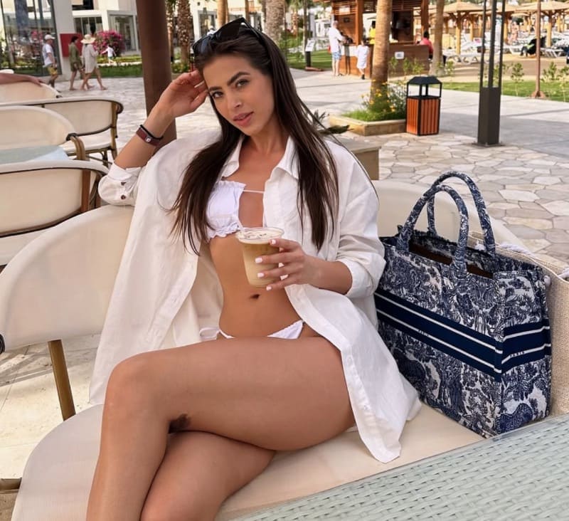 Barborah in sexy bikini