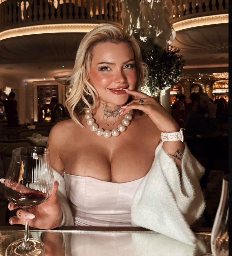Babe in witte outfit met dikke tieten