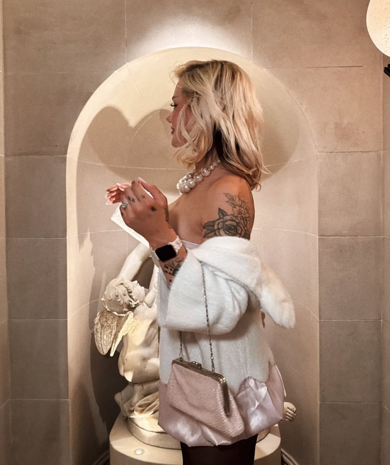 Lowri in witte jurk