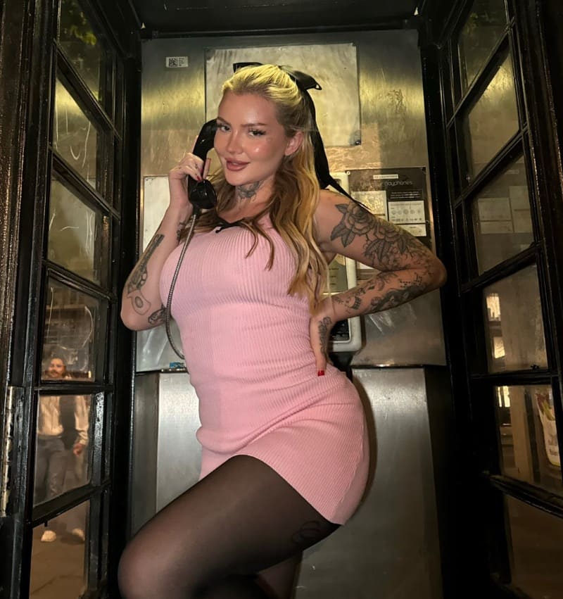 Babe in roze jurk