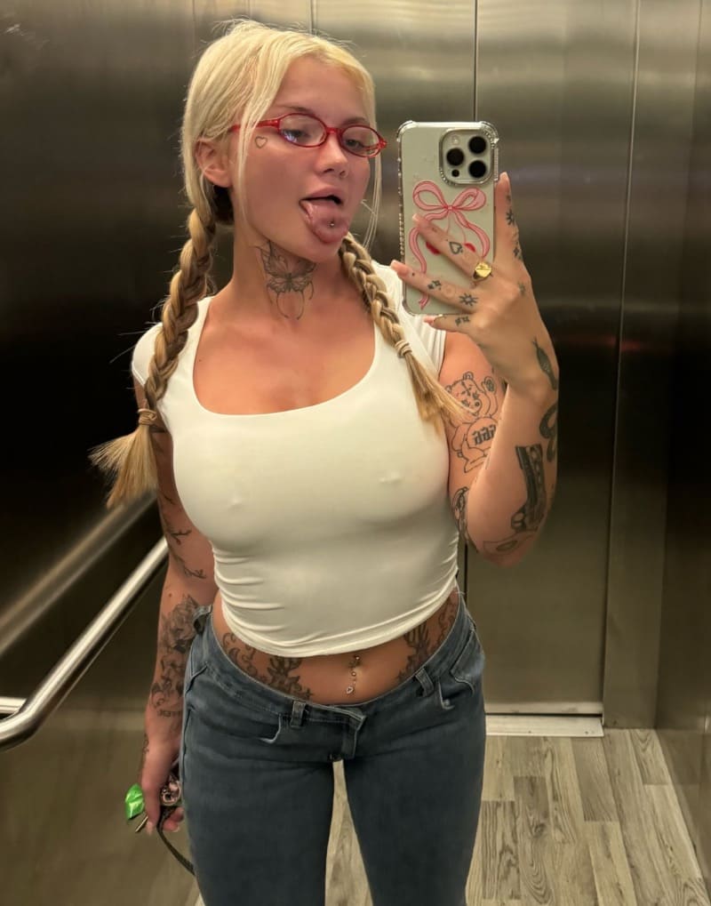 Lowri in wit topje