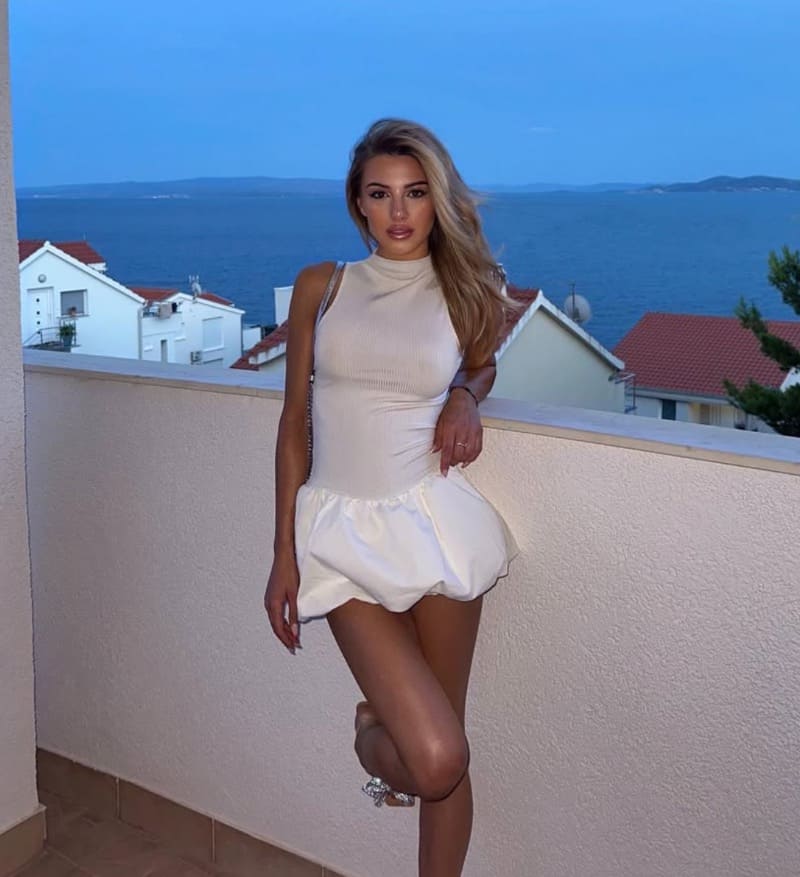 Babe in wit jurkje