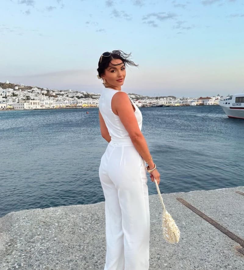 India in sexy outfit