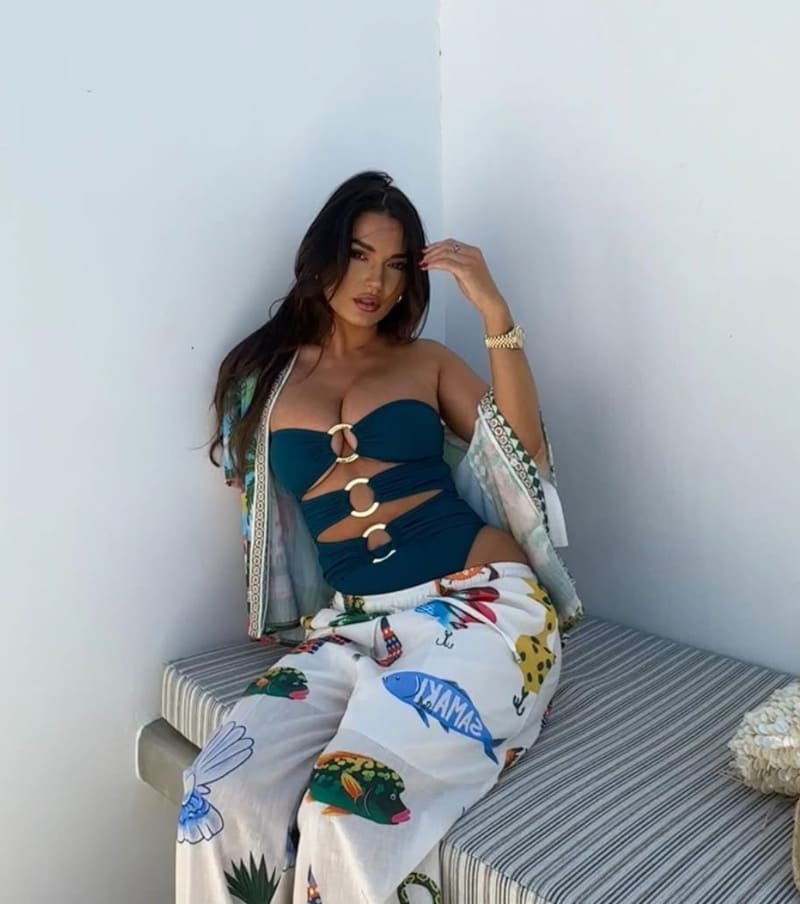 Babe in blauwe outfit