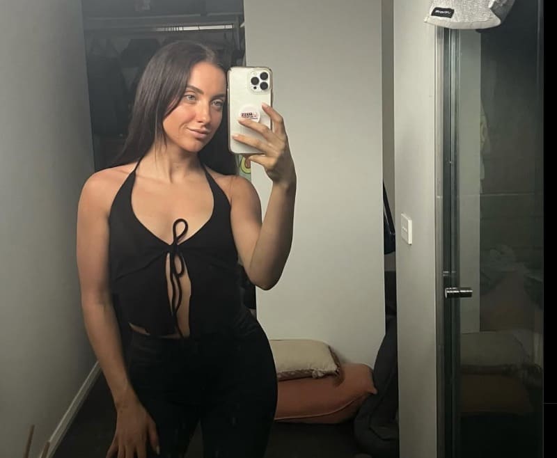 Babe met sexy lichaam in speigel