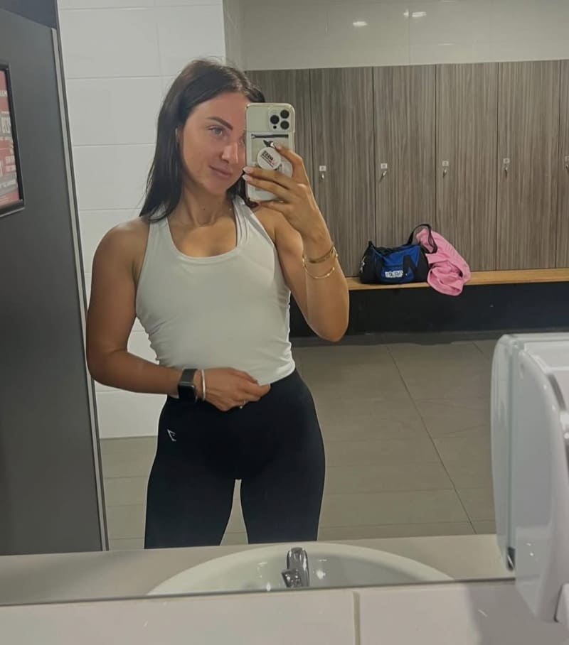 Steph brown showt fitness vooruitgang in spiegel selfie