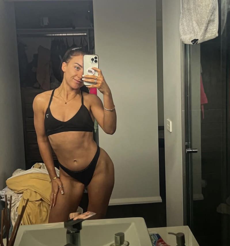 Steph staat in sexy zwarte bikini