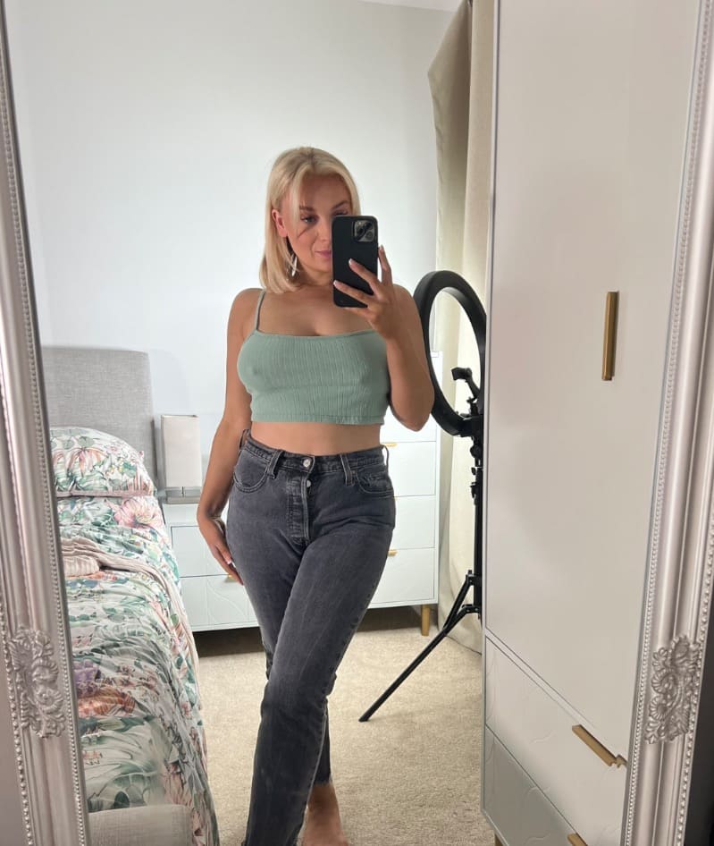 Layla in groen topje met sexy jeans