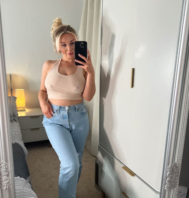 Babe in wit topje