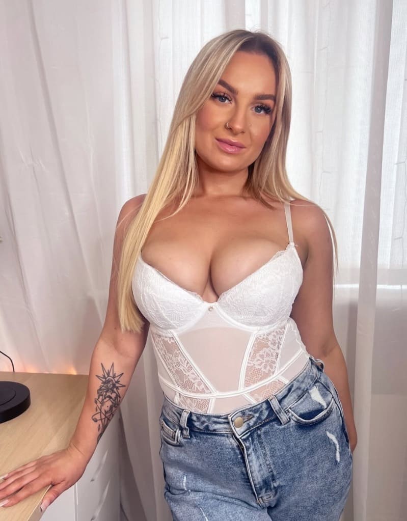Hottie in witte lingerie met dikke tieten