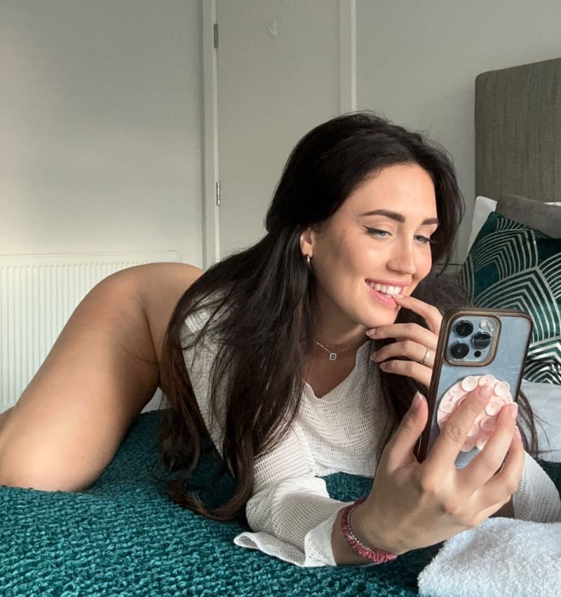 Taylor maakt sexy selfie op bed