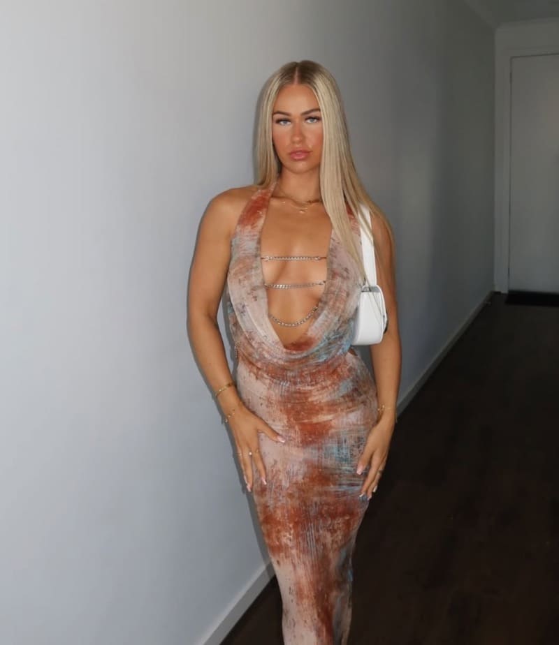Babe in strakke jurk