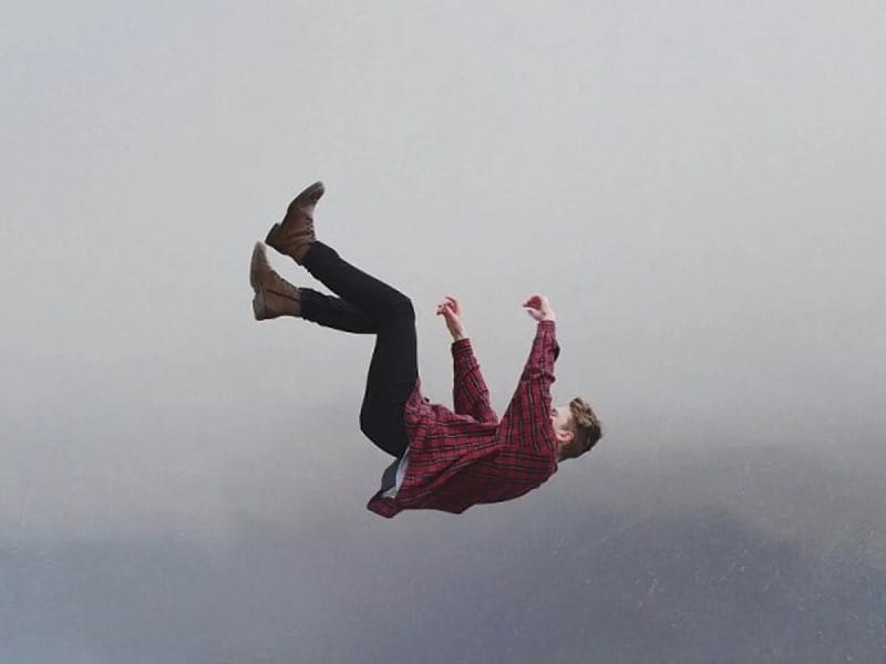 Man valt uit lucht in droom