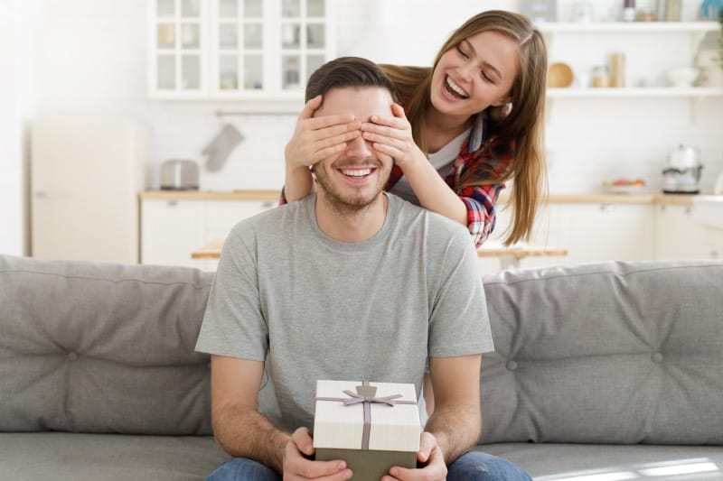 Vrouw geeft cadeautje als pebbling