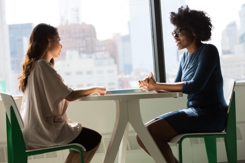 Vrouwen hebben conversatie met diepgaande vragen