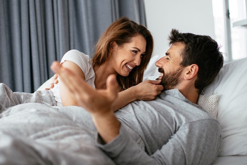 Man en vrouw blij in bed