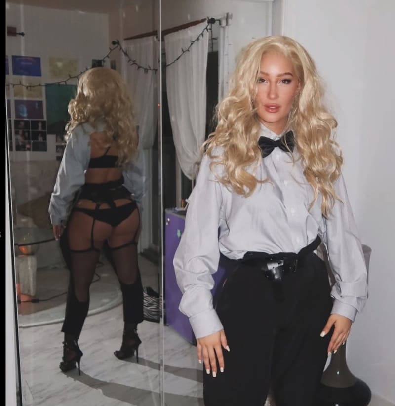 Kylie halfnaakt