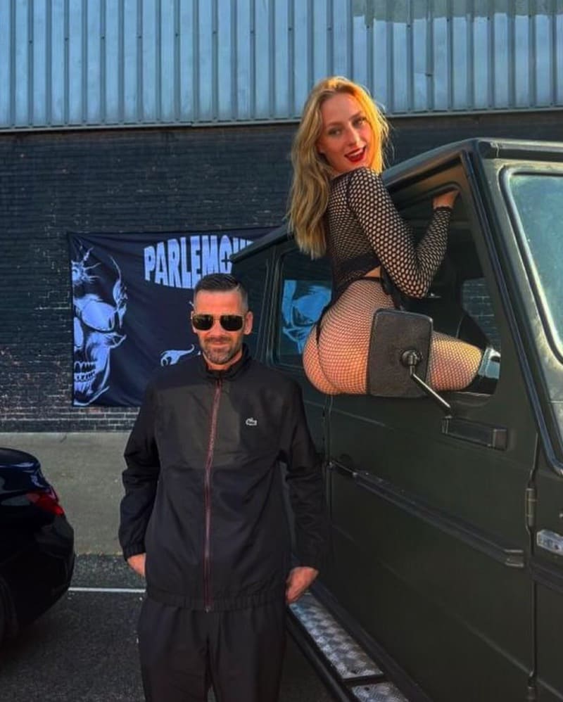 Hailey op auto