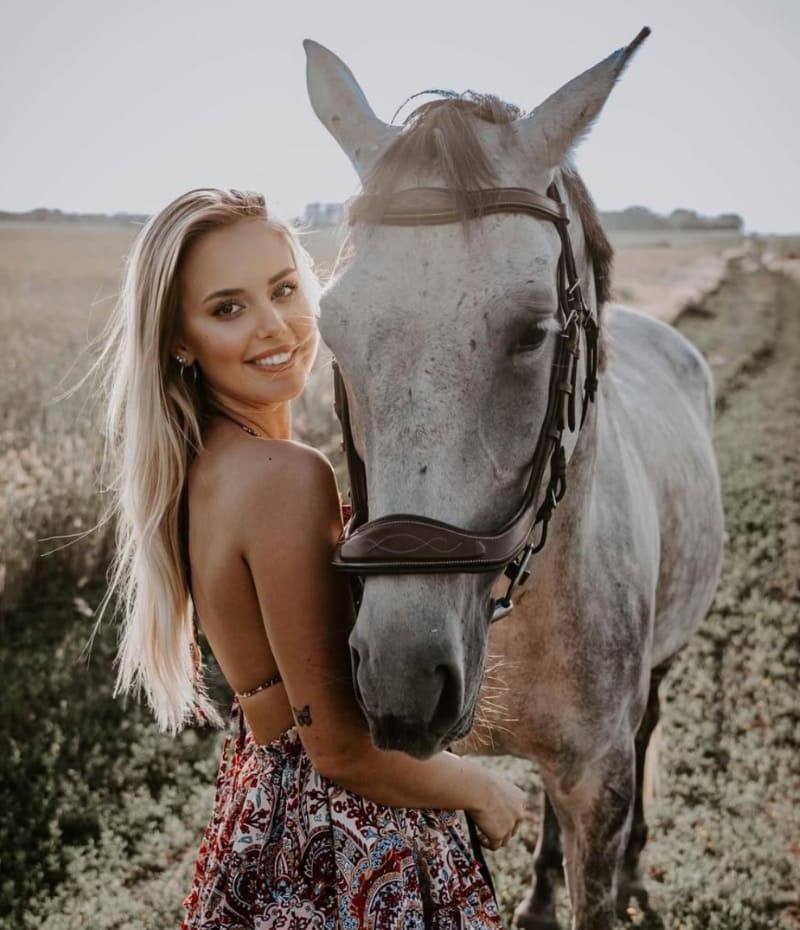 babe met paard