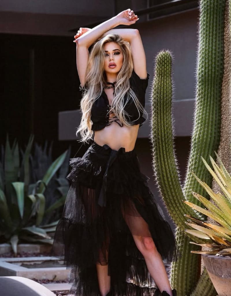 Sexy dame in zwarte outfit