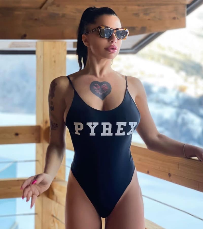 Priscilla in sexy badpak buiten