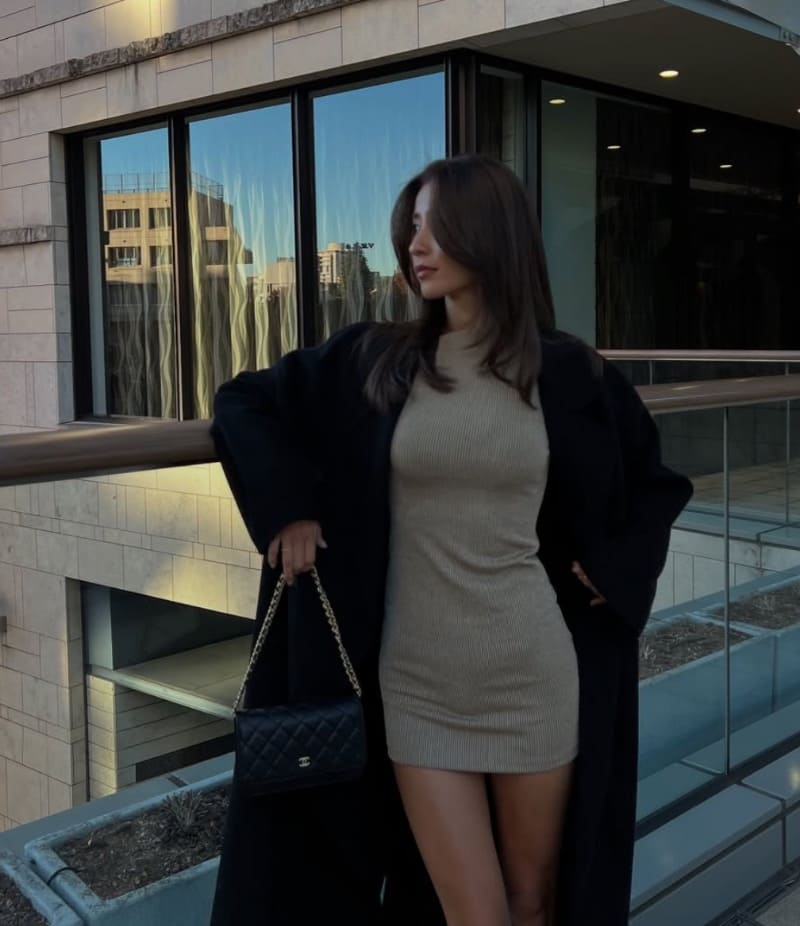 babe in lange grijze jurk