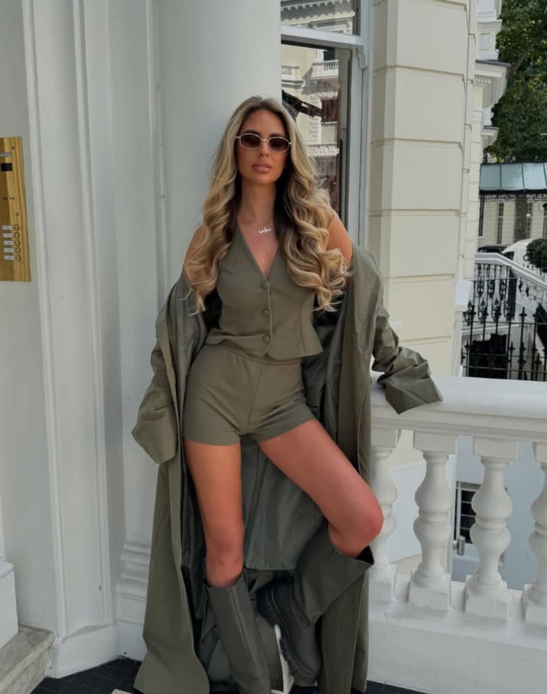 Babe in groene kleding