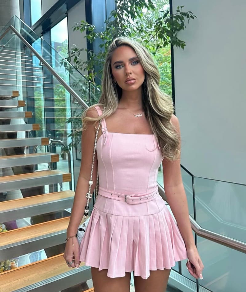 Babe in roze jurk