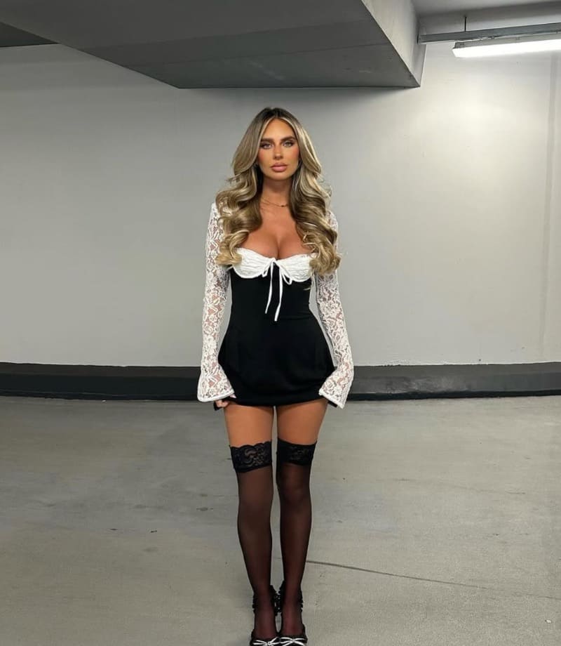 Molly in sexy wit topje