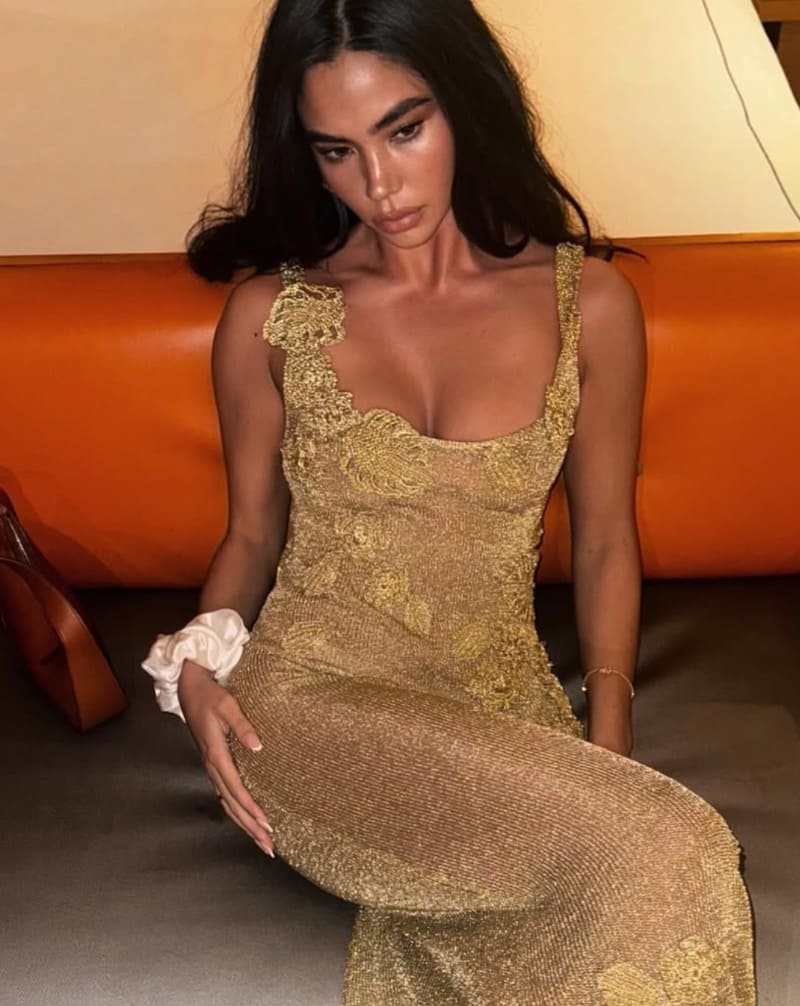 Babe in gouden jurk