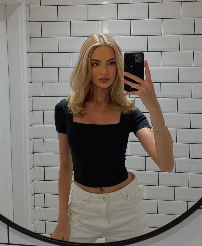 Babe in zwart strak topje