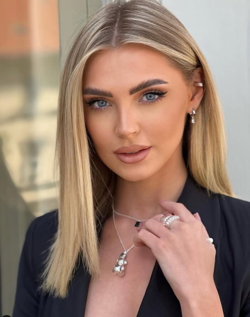 Blonde babe in sexy zwarte jurk