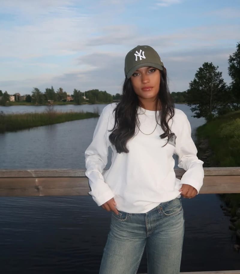Renie in hete witte top
