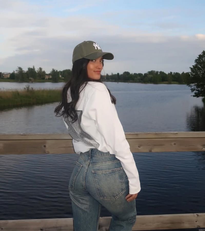 Babe laat bolle billen zien