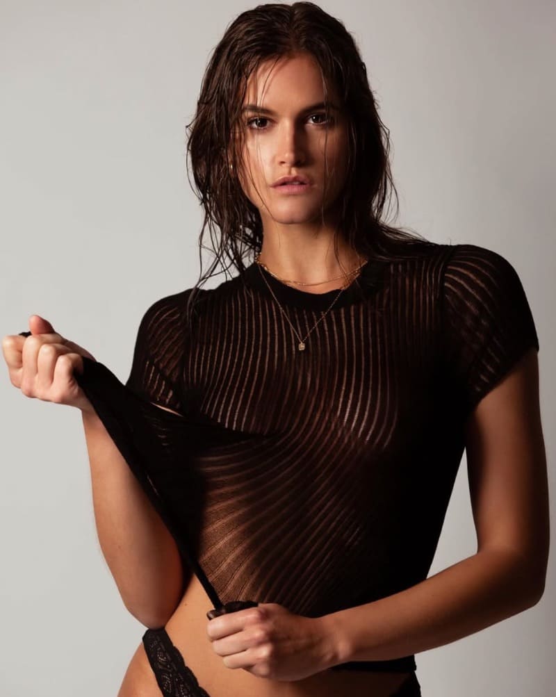 Babe in zwart topje