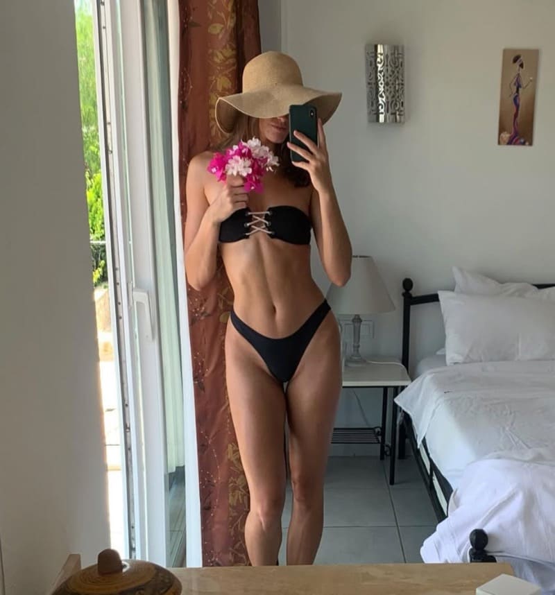 Amy in sexy hoed