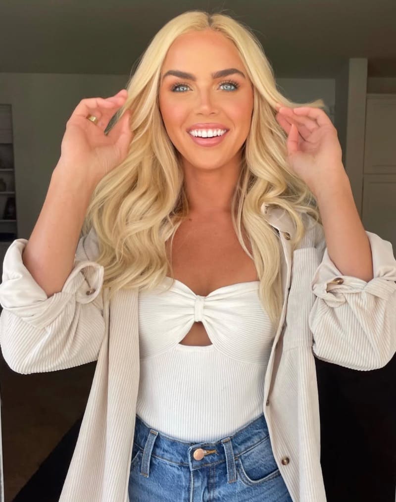 Blondine in sexy outfitje
