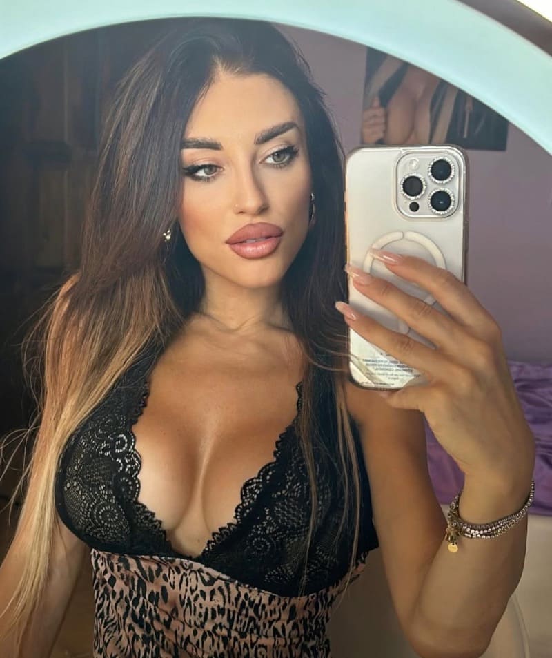 babe in zwarte lingerie