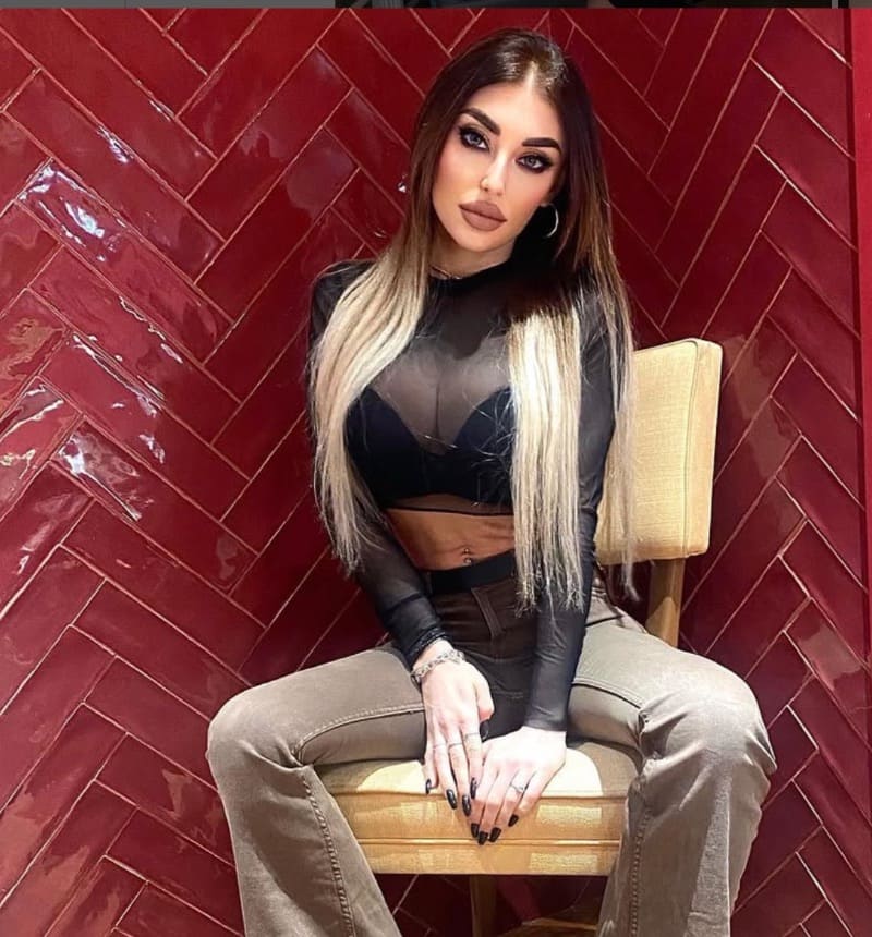 Babe op sexy stoel