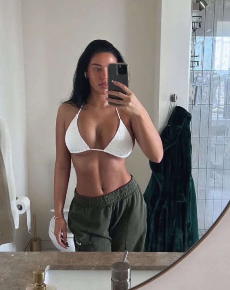 Babe in witte bh