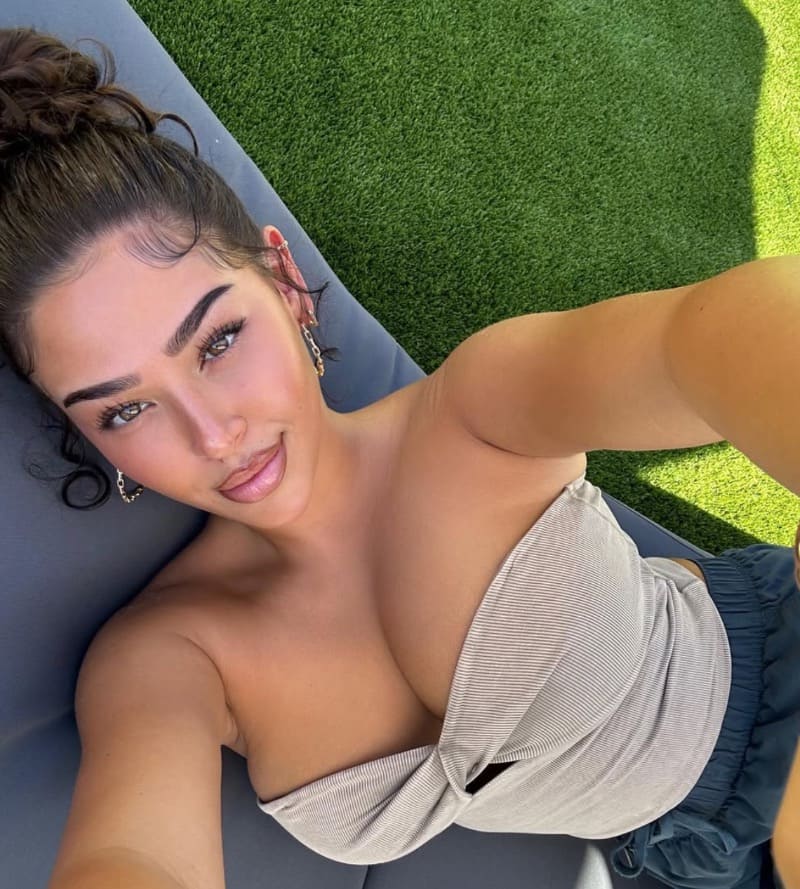 Ashlyn buiten in sexy topje