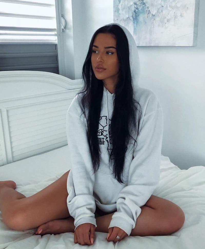 Babe in witte hoodie